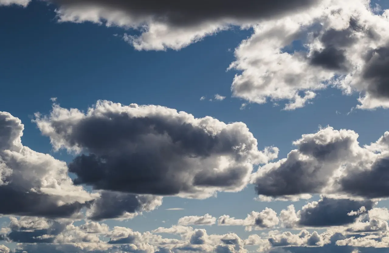 Białe chmury cumulus na błękitnym niebie
